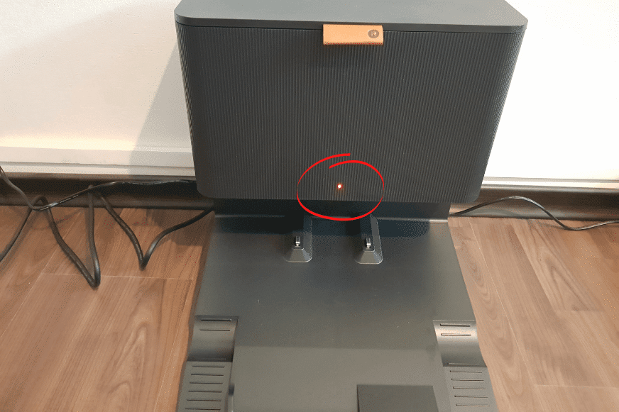 Eine LED Anzeige an der Clean Base des iRobot Roomba j7 leuchtet rot.